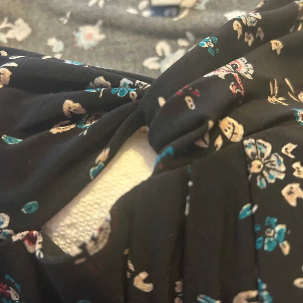 Nine West Black and Floral Women's Top- Size Medium - Picture 6 of 9